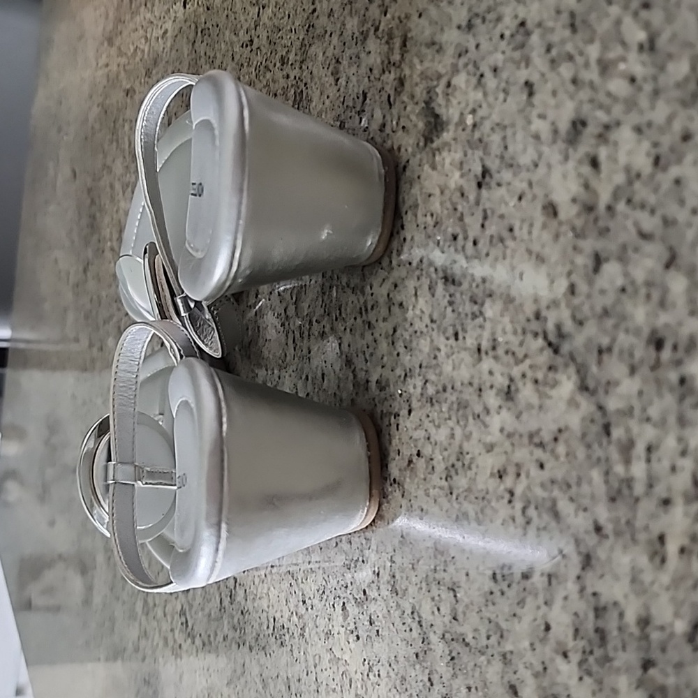 Montego Bay Club silver Regan thong sandal! - Picture 5 of 7